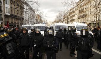 Dantejskie sceny we Francji. Policjanci jak ZOMO(WIDEO)