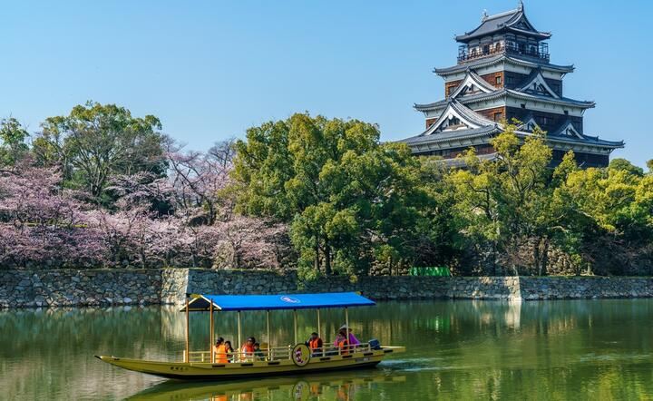 Nawet tak egzotyczne i drogie kierunki, jak Japonia stały się celem wojaży polskich turystów, na zdjęciu zamek w Hiroshimie / autor: fot. Fratria / AS
