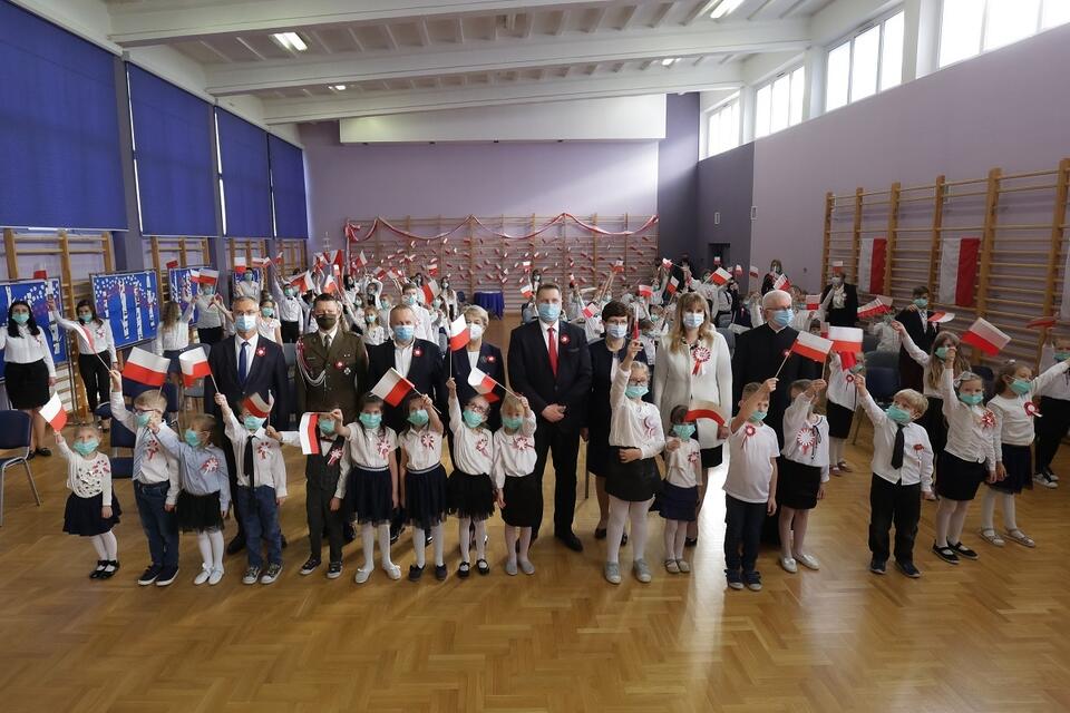 Dzieci ze szkoły w Lublinie i minister Czarnek podczas finału akcji "Szkoła do hymnu" / autor: Twitter/@MEIN_GOV_PL