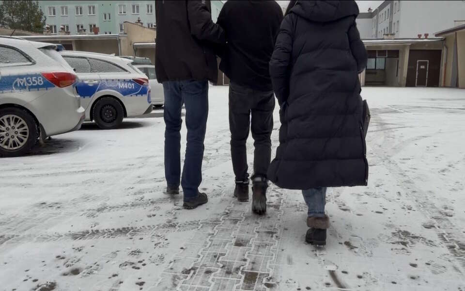 Ojciec chwycił nóż i zaatakował 6-letnią córkę. Mężczyzna usłyszał zarzut usiłowania zabójstwa. Grozi mu dożywocie. Na zdjęciu zatrzymany mężczyzna  / autor: KPP Augustów