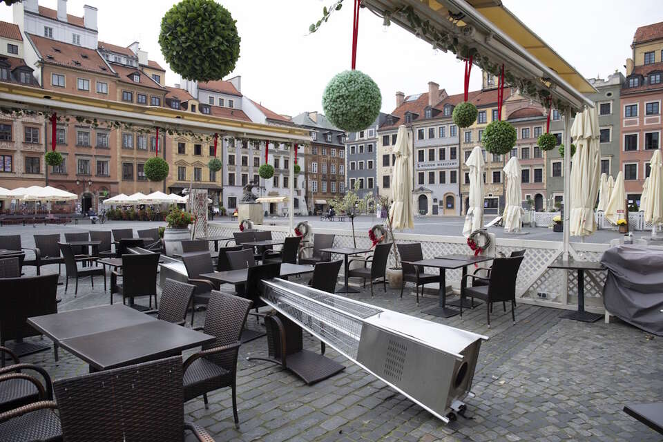 Na zdjęciu widok na Stare Miasto w Warszawie z restauracyjnego ogródka / autor: Fratria