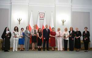 Prezydent Karol Nawrocki wręczył odznaczenia jedenastu kobietom zasłużonym na różnych polach - kultury, edukacji, opieki zdrowotnej czy historii / autor: PAP/Marcin Obara