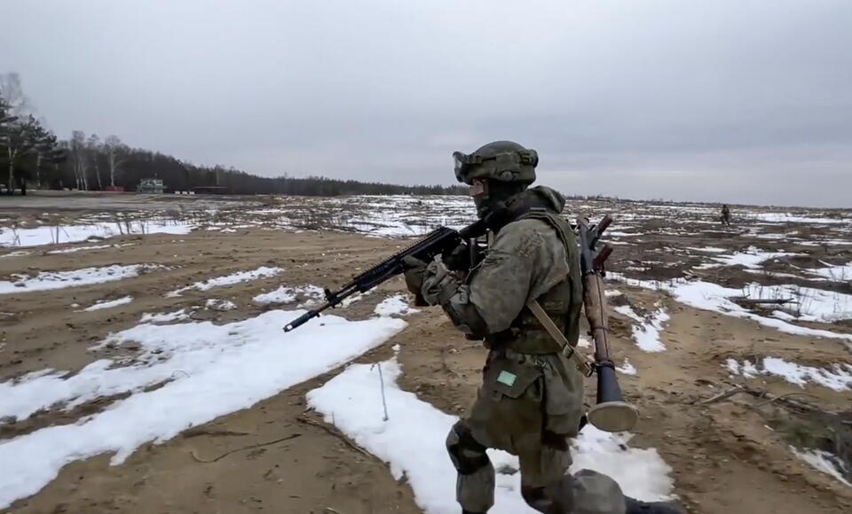 zdj. ilustracyjne - rosyjski żołnierz podczas ćwiczeń wojskowych na Białorusi / autor: PAP/EPA/RUSSIAN DEFENCE MINISTRY PRESS SERVICE HANDOUT