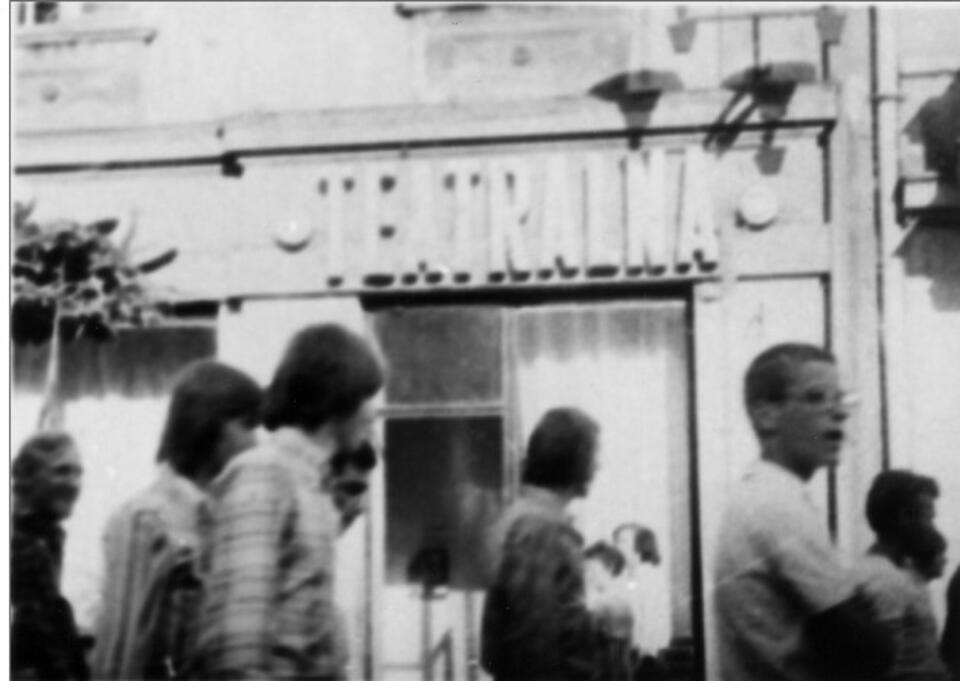 Płock, czerwiec 1976: przemarsz demonstrantów przez miasto. Zdjęcia wykonane z ukrycia przed restauracją Teatralną. Foto: IPN