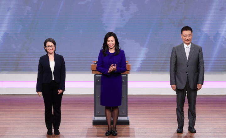 Stoją od lewej: Kandydatka Demokratycznej Partii Postępowej (DPP) na wiceprezydenta Tajwanu Hsiao Bi-khim, kandydatka Tajwańskiej Partii Ludowej (TPP) na wiceprezydenta Cynthia Wu i kandydat Kuomintangu (KMT) na wiceprezydenta Jaw Shau-kong podczas telewizyjnej debaty wiceprezydenckiej w Tajpej/01 stycznia 2024 r. / autor: PAP/EPA/JOEY YU/ POOL