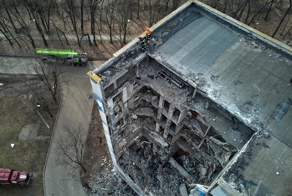 Zniszczony budynek w Charkowie - zdjęcie ilustracyjne. / autor: PAP/EPA