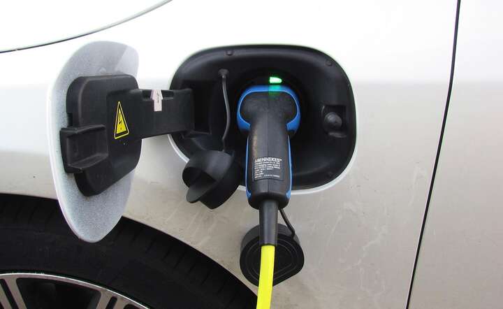 W listopadzie 2025 r. w Polsce funkcjonowało 11 tys. 549 ogólnodostępnych punktów ładowania / autor: Pixabay