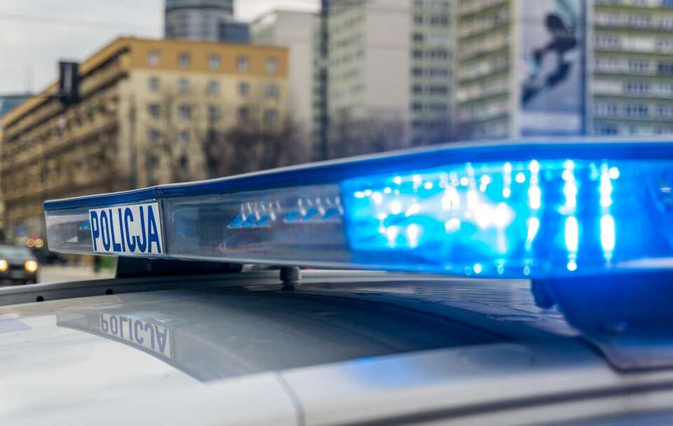 Zdjęcie ilustracyjne; Kogut policyjny na radiowozie  / autor: Fratria