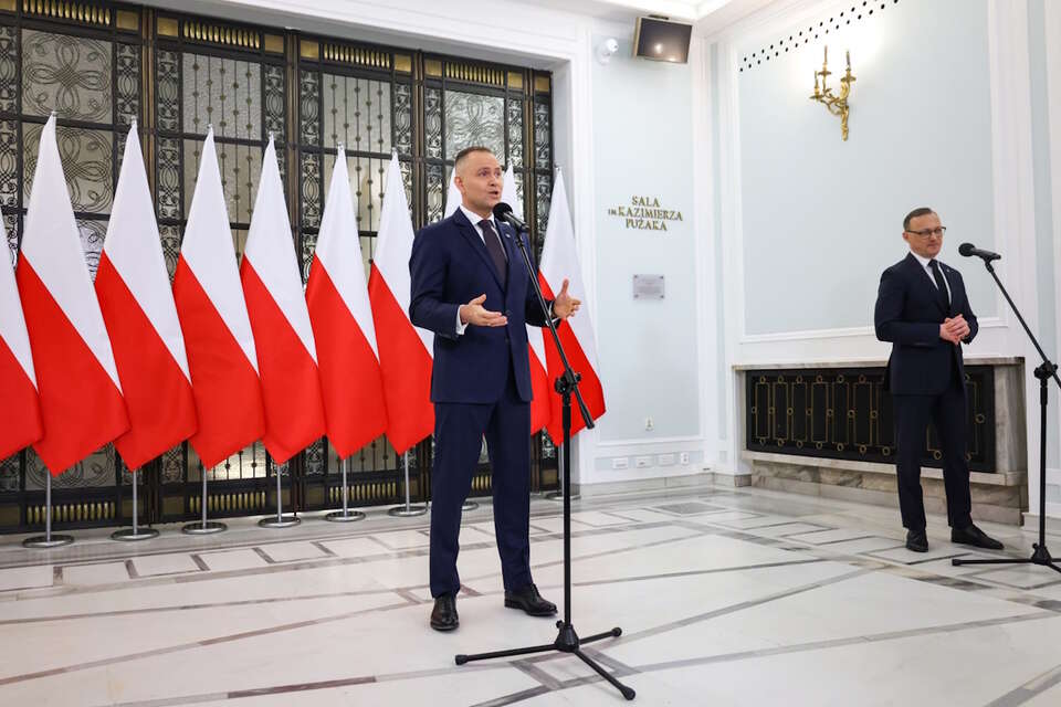 Żołnierz Tuska zakłócił konferencję prezydenta. Nawrocki i Leśkiewicz udzielili lekcji. "To nie jest regionalna konferencja KO. Zachowujmy kulturę". Na zdjęciu prezydent Nawrocki i rzecznik Leśkiewicz / autor: PAP/Albert Zawada