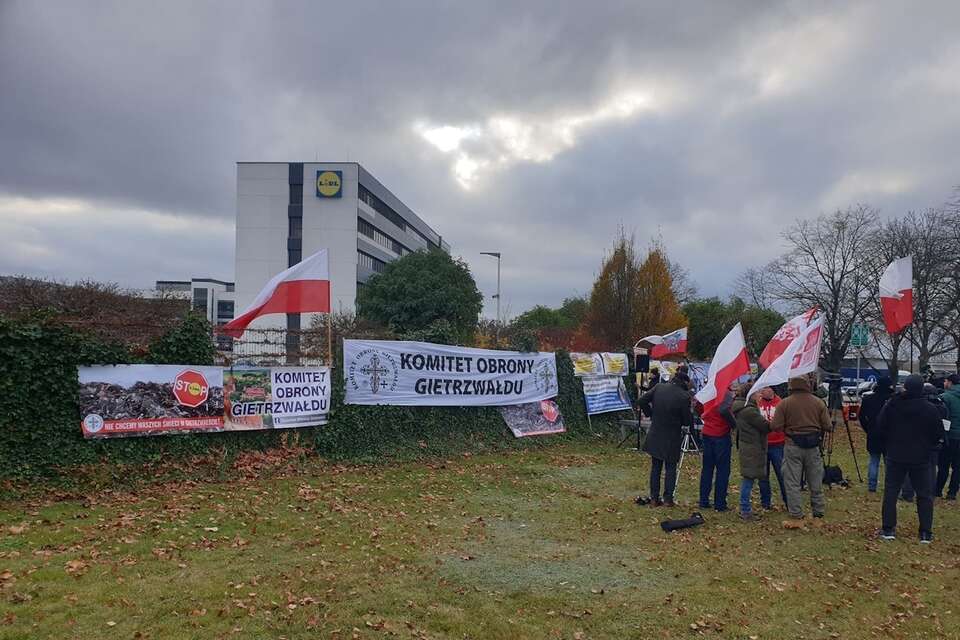 Pikieta w Tarnowie Podgórnym - Jankowice Ģłówna siedziba Lidla. / autor: facebook.pl/Komitet Obrony Gietrzwałdu