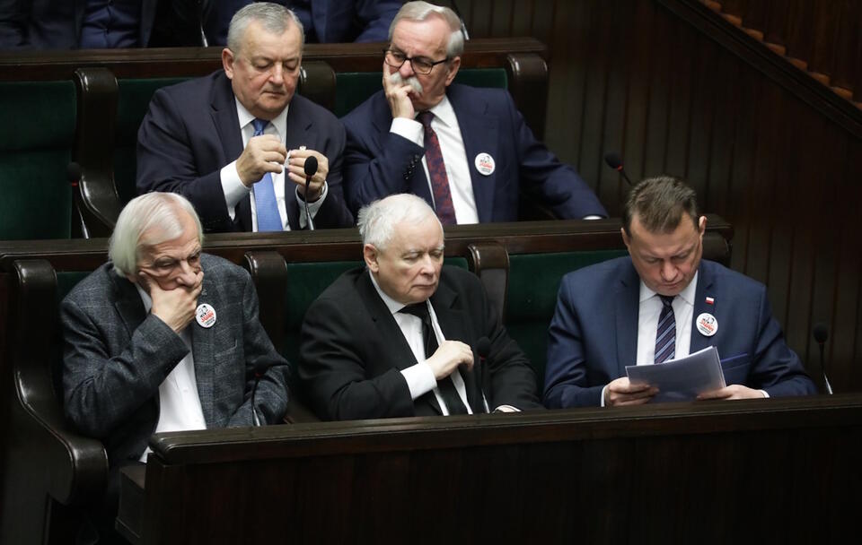 Jarosław Kaczyński, Ryszard Terlecki, Mariusz Błaszczak / autor: PAP/Tomasz Gzell