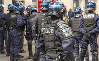 Francja: Policja walczy o kontrolę nad zakazanymi strefami