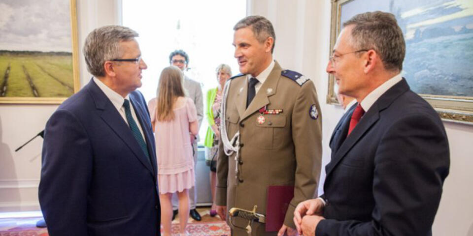 Gen. Klimek, szef BOR (w środku) po odebraniu awansu generalskiego/Fot. Prezydent.pl