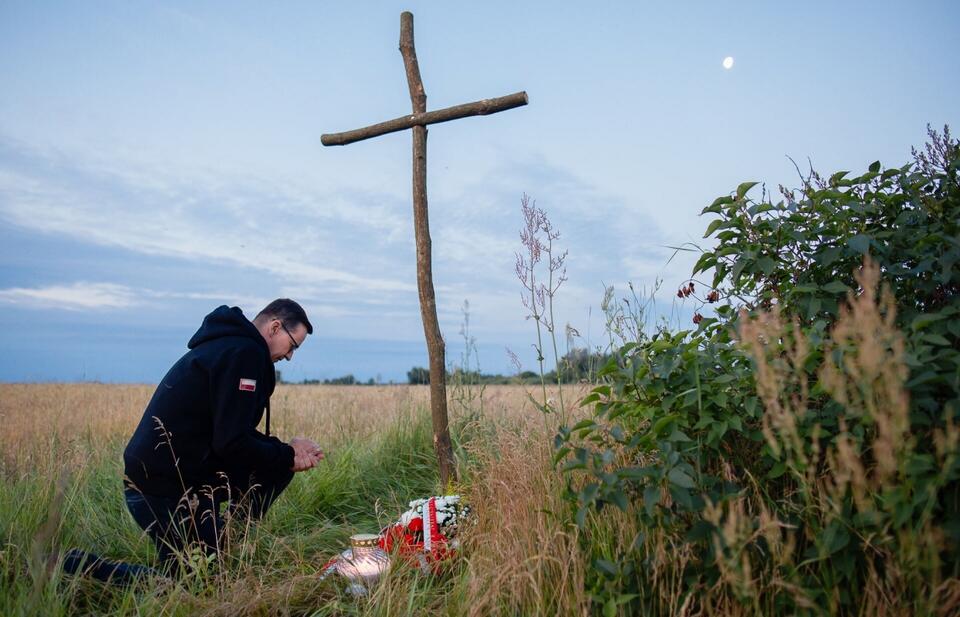 Premier RP Mateusz Morawiecki oddał hołd pamięci ofiarom Rzezi Wołyńskiej w nieistniejącej wsi Ostrówki na Ukrainie. / autor: PAP/KPRM Krystian Maj 