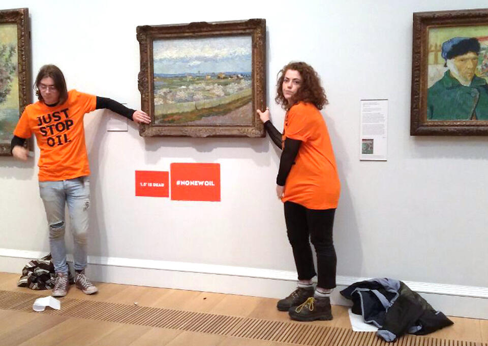 Aktywiści przykleili się do ramy  obrazu van Gogha / autor: Just Stop Oil/https://juststopoil.org/