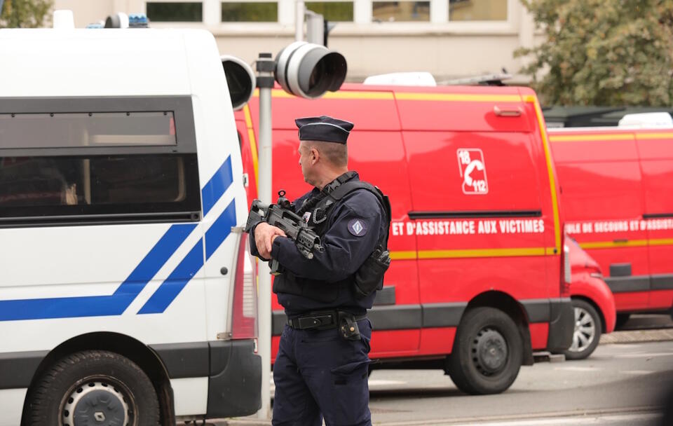 Policjant pilnuje szkoły średniej w Arras po tym, jak w ataku nożem zginął nauczyciel / autor: PAP/EPA/Teresa Suarez