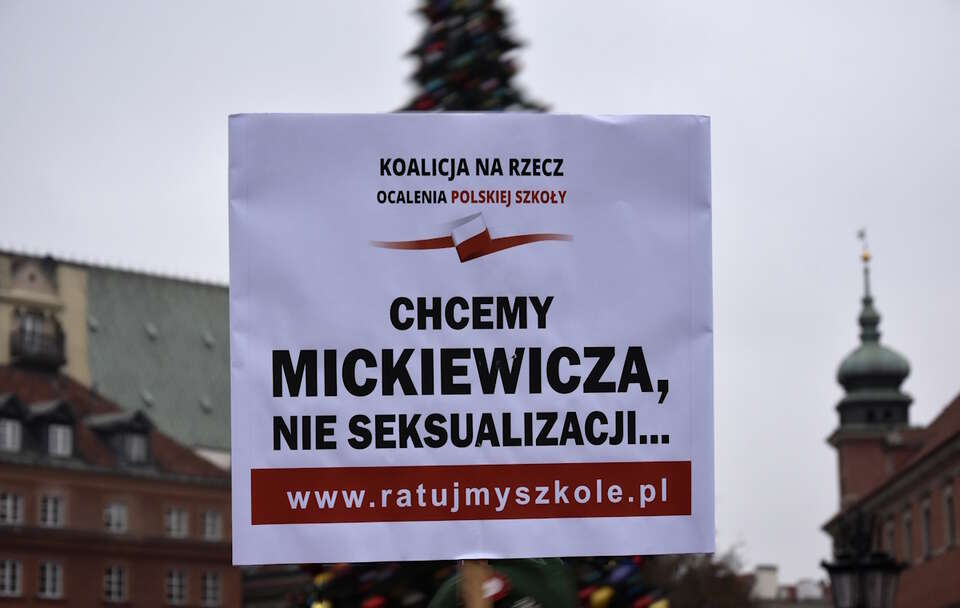 MEN cofa się ws. lektur? Ale reforma wciąż niszczy szkołę!