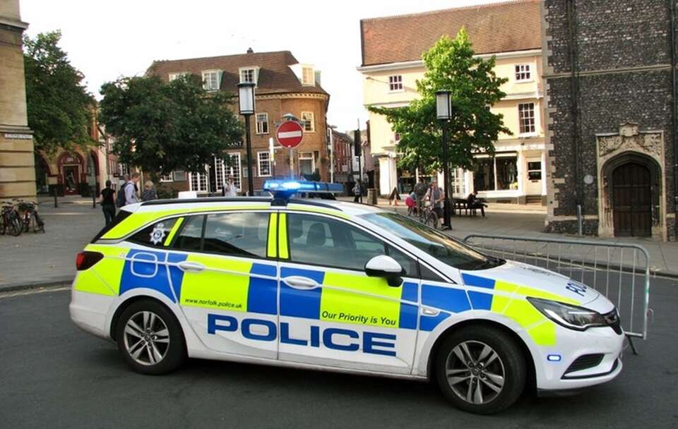 Brytyjska policja / autor: Evelyn Simak/Police car and barriers blocking access to St Peter's Street/CC BY-SA 2.0