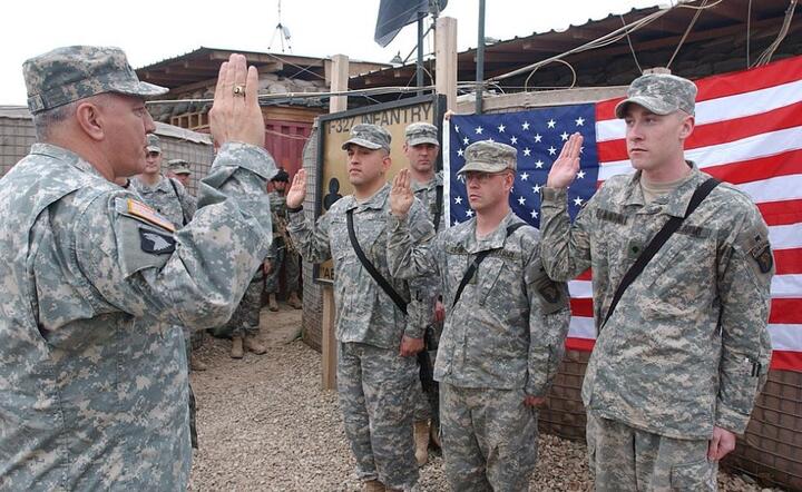 Amerykańscy żołnierze podczas przysięgi / autor: Wikipedia.org