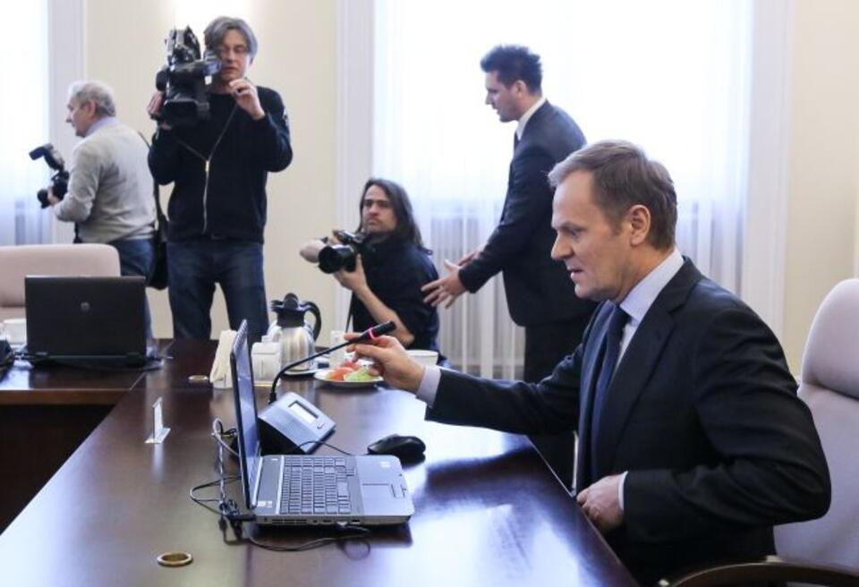 POZOWANIE - TO WYCHODZI PREMIEROWI ZAWSZE DOBRZE. NO, PRAWIE ZAWSZE. Fot. PAP/Paweł Supernak