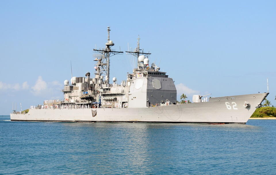 autor: U.S. Navy photo by Mass Communication Specialist 2nd Class Jon Dasbach, Public domain, via Wikimedia Commons