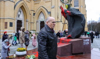 Zniszczono pomnik Jana Pawła II przed łódzką katedrą
