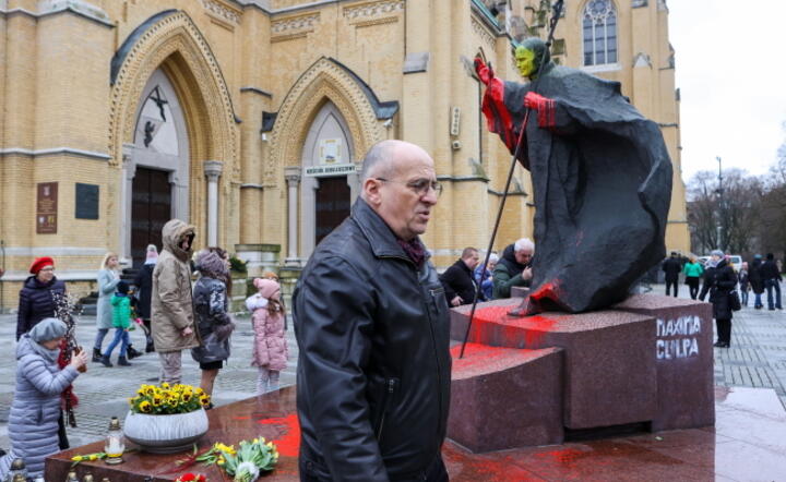 Minister spraw zagranicznych RP Zbigniew Rau złożył kwiaty pod pomnikiem Jana Pawła II w Łodzi / autor: PAP/Marian Zubrzycki