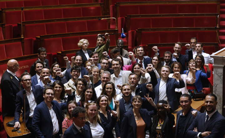 Nowi deputowani ze skrajnie lewicowej partii Francja Nieujarzmiona w sali Zgromadzenia Narodowego / autor: YOAN VALAT/EPA/PAP