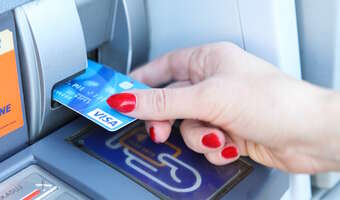 Już od lutego 2026. Visa i Mastercard podnoszą opłaty za wypłatę gotówki