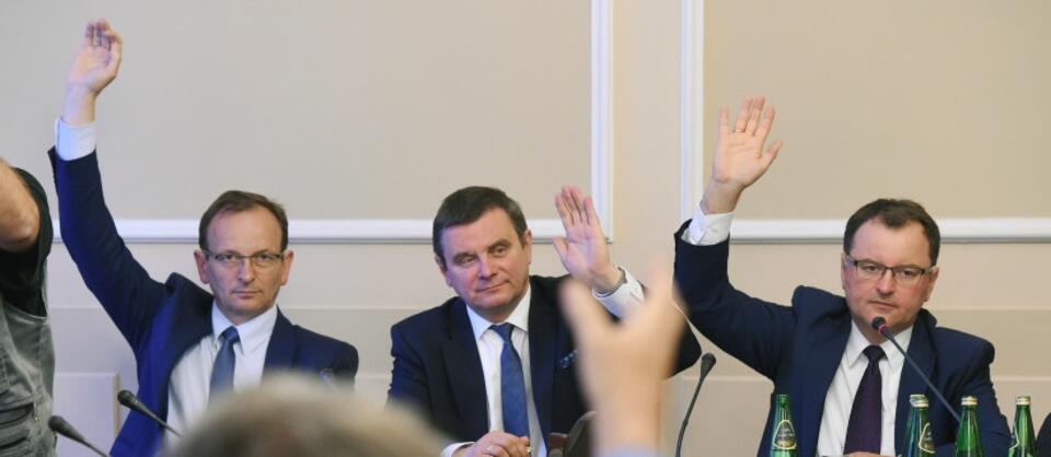 Przewodniczący komisji administracji Arkadiusz Czartoryski (P), wiceprzewodniczący Jerzy Polaczek (C) i Edward Siarka (L) głosują podczas posiedzenia sejmowej Komisji  / autor: PAP/Radek Pietruszka