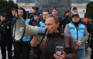 Arkadiusz Szczurek i policjanci / autor: PAP/Paweł Supernak