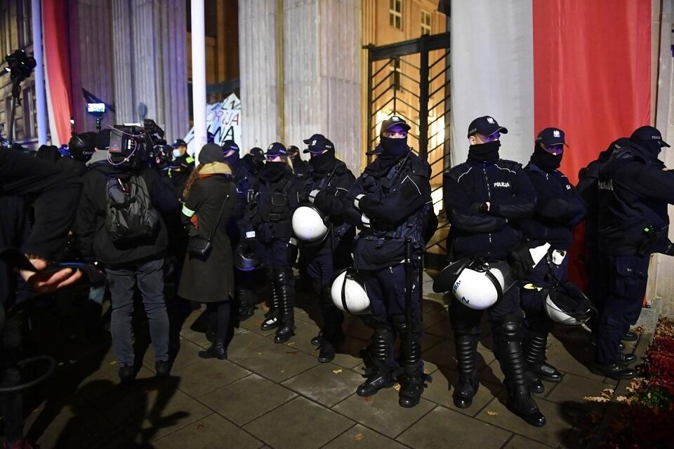 Pasywna postawa policji wobec demonstrantów przed bramą wjazdową Ministerstwa Edukacji Narodowej w Warszawie, 23 listopada 2020 roku / autor: PAP/Radek Pietruszka