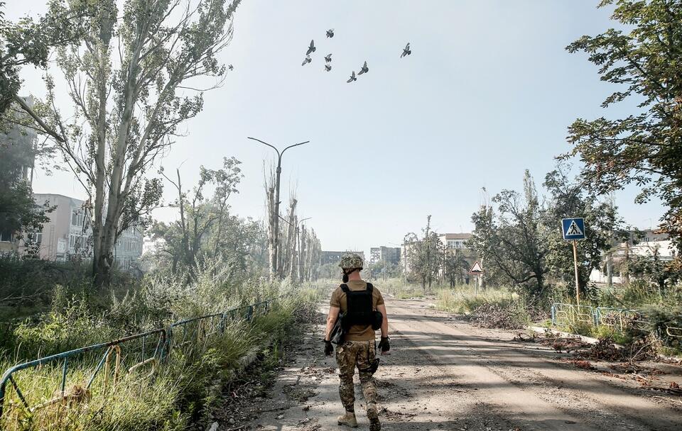 Ukraiński żołnierz we Wuhłedarze / autor: PAP/EPA/OLEG PETRASYUK