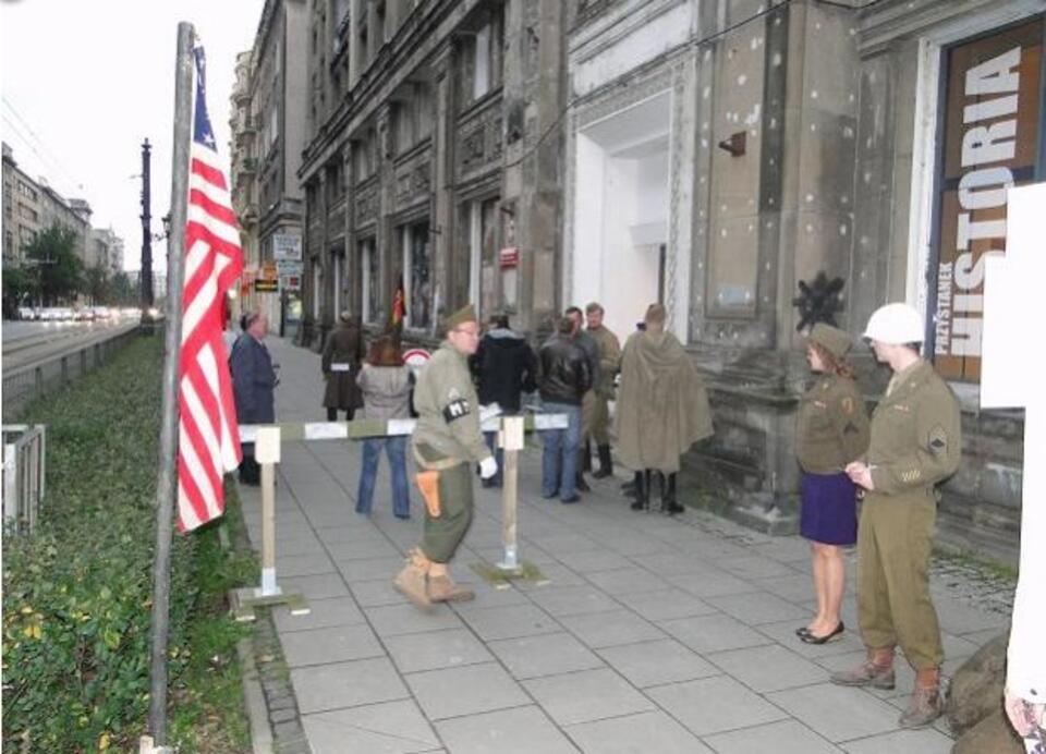 Rekonstrukcja historyczna przejścia granicznego Checkpoint Charlie w Berlinie. Fot. IPN