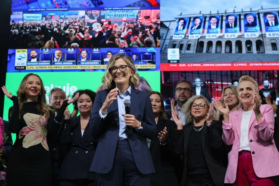 Magdalena Biejat (C) w swoim sztabie wyborczym w Warszawie / autor: PAP/Paweł Supernak