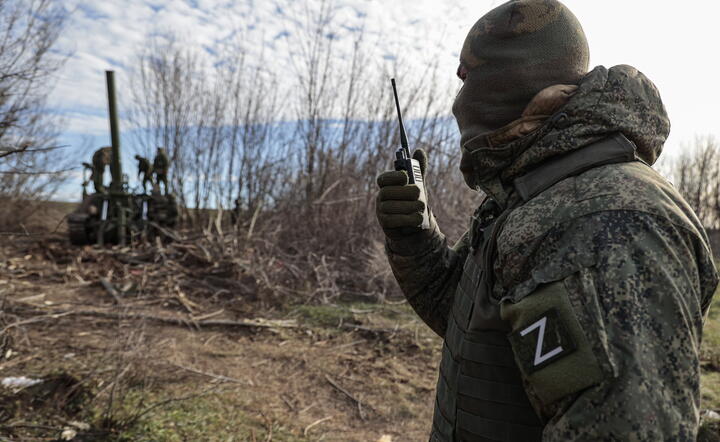 żołnierze samozwańczej Donieckiej Republiki Ludowej strzelają z samobieżnego możdzieża 2S4 'Tulip' pod Bahmutem, w regionie donieckim / autor: fotoserwis PAP