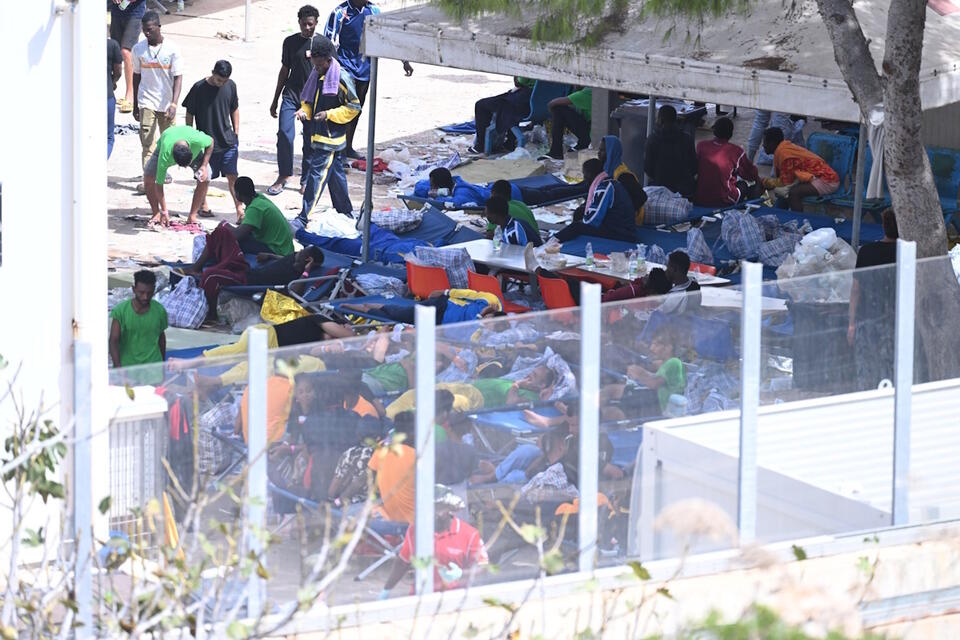Nielegalni migranci na Lampedusie  / autor: PAP/EPA