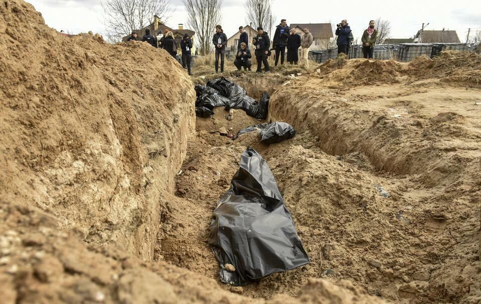 Masowe groby cywilów w Buczy / autor: PAP/EPA
