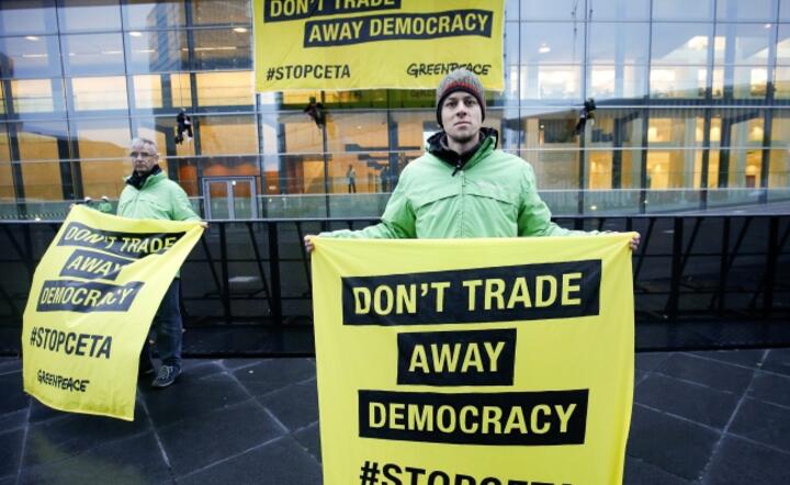 Protest aktywistów Greenpeace przeciw CETA w Luksemburgu, fot. PAP/EPA/JULIEN WARNAND