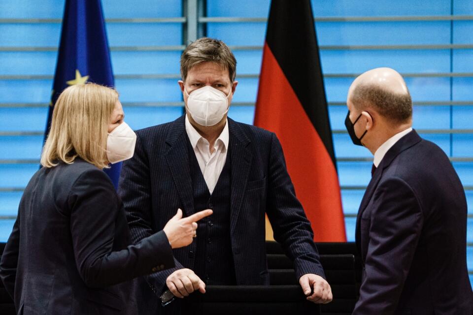 German Chancellor Olaf Scholz (R), German Minister for Economy and Climate Robert Habeck (C) and German Interior Minister Nancy Faeser (L) / autor: EPA/PAP