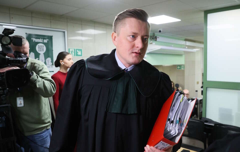 Obrońca Zbigniewa Ziobry mec. Bartosz uważa, że prokuratura celowo nie przekazała sądowi wszystkich materiałów w postepowaniu aresztowym.  / autor: PAP/Leszek Szymański