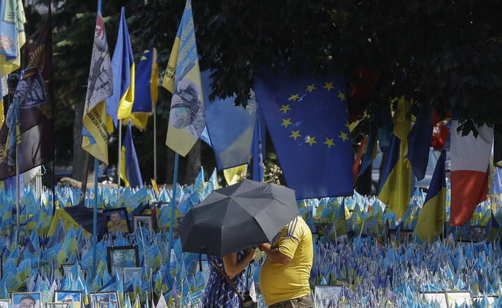Kijów, plac Niepodległości z flagami symbolizującymi poległych żołnierzy / autor: SERGEY DOLZHENKO/EPA/PAP
