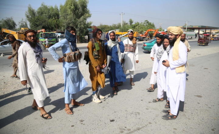 Patrol bojowników talibów w Dżalalabadzie w Afganistanie / autor: EPA/PAP