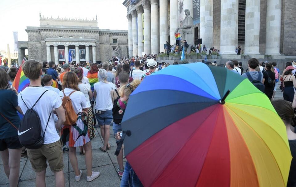 Manifestacja poparcia dla społeczności LGBT na pl. Defilad w Warszawie, 8 bm / autor: PAP/Radek Pietruszka