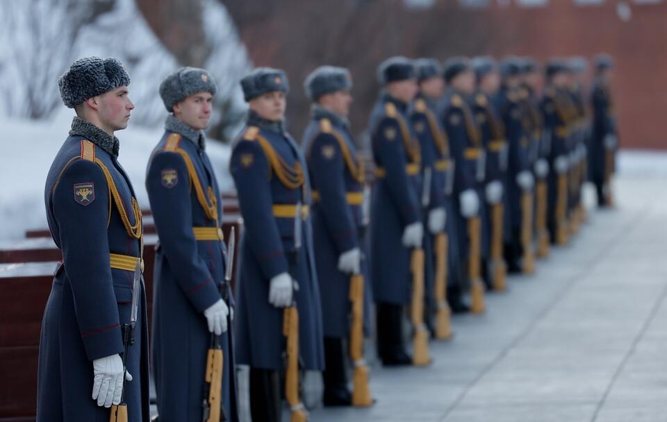 zdjęcie ilustracyjne - rosyjscy żołnierze Gwardii Honorowej biorą udział w ceremonii złożenia wieńca przy Grobie Nieznanego Żołnierza pod murem Kremla w Moskwie / autor: 	PAP/EPA/MAXIM SHEMETOV / POOL
