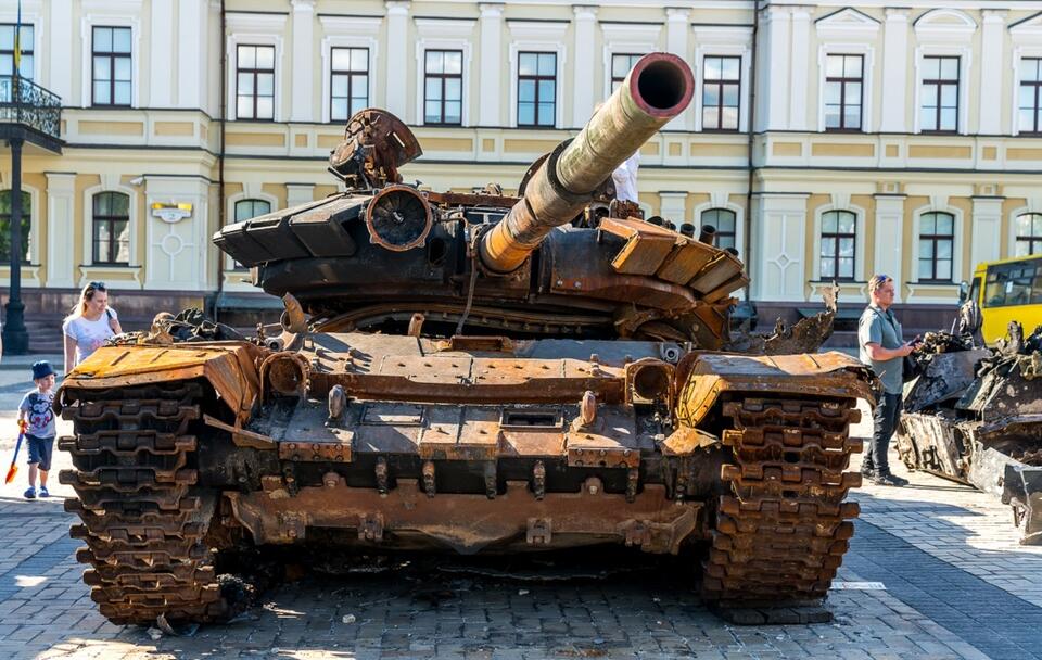Zniszczony rosyjski czołg na wystawie w Kijowie / autor: Fratria