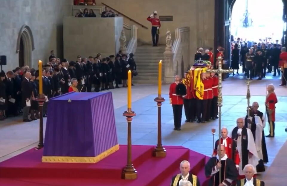Trumna z ciałem Elżbiety II dotarła do Pałacu Westminsterskiego / autor: SCREENSHOT TT BBC