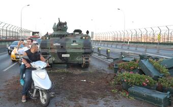 TURCJA: Po nieudanej próbie wojskowego zamachu stanu prezydent Erdogan odzyskuje kontrolę i robi czystki w armii