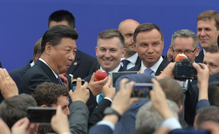 Przewodniczący Chińskiej Republiki Ludowej Xi Jinping i prezydent Andrzej Duda podczas degustacji polskich jabłek, które teraz będziemy eksportować do Chin, fot. PAP/Marcin Obara