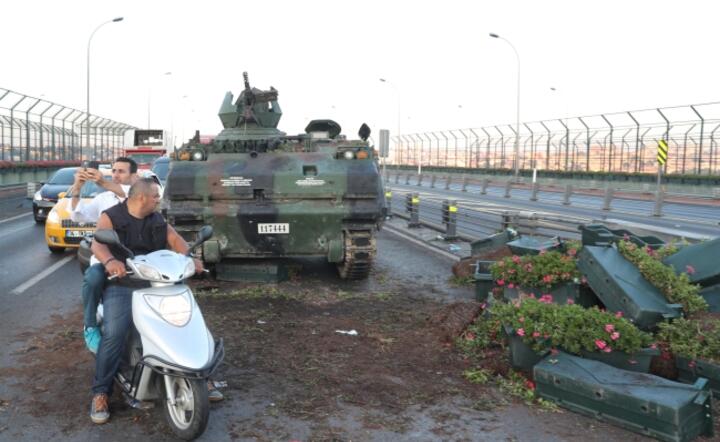 Ranek po niespokojnej nocy w Stambule: na ulicach wciąż stoją wojskowe pojazdy i widać patrole z bronią, na zdjęciu okolice portu lotniczego, fot. PAP/EPA/TOLGA BOZOGLU (3) PAP/EPA/STR (2)